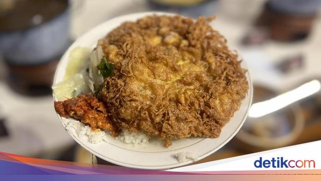 Menikmati Telur Dadar Crispy dan Bakmi Jawa di Pinggir Sungai