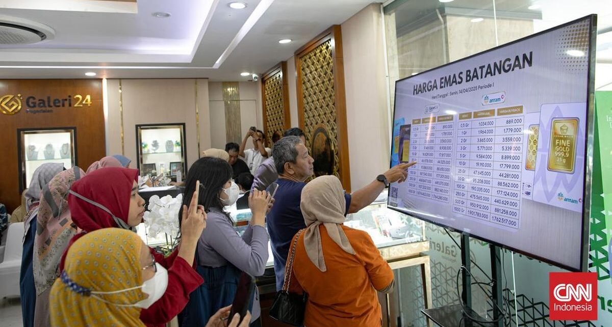 Berbondong-bondong Warga Beli Emas Meski Harga Nyaris Rp2 Juta