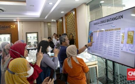Berbondong-bondong Warga Beli Emas Meski Harga Nyaris Rp2 Juta