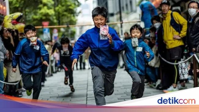 Unik! Jepang Gelar Lomba Lari Sambil Makan Roti
