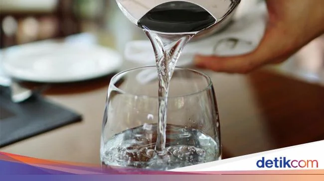 Wanita Ini Kesal Dikenai Biaya Pesanan Air Hangat di Resto