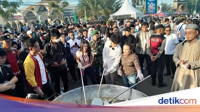 Willie Salim Masak 4,5 Ton Ikan Asam Pedas, Diserbu Warga Bengkulu!