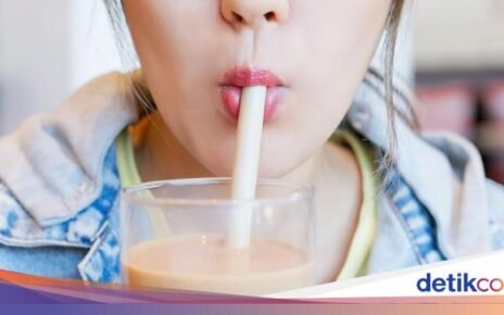 Apa Benar Minum Pakai Sedotan Bikin Kulit Cepat Keriput?