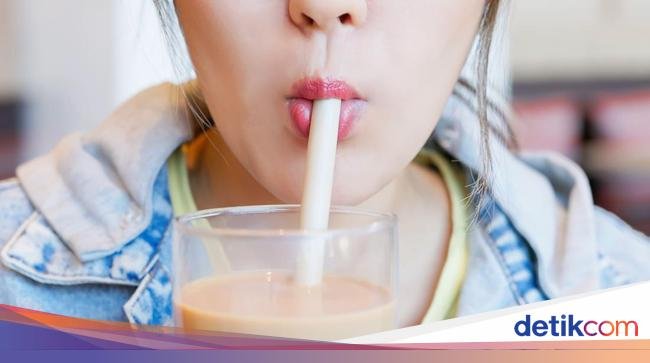 Apa Benar Minum Pakai Sedotan Bikin Kulit Cepat Keriput?