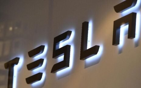 Tesla Bantah Direksi Cari Pengganti Elon Musk sebagai CEO