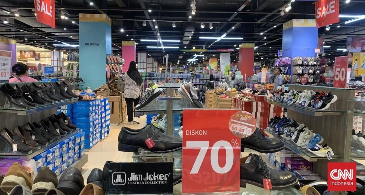 Aneka Sepatu dan Sandal Diskon hingga 70% di Transmart Full Day Sale