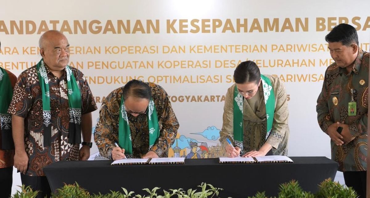 Kemenkop-Kemenpar Teken MoU Penguatan Pariwisata Lewat Koperasi