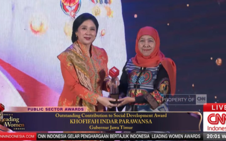 Khofifah Terima Outstanding Contribution to Social Development