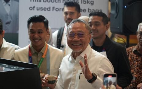 Zulhas Mau Tumpuk Beras, Prabowo Perintahkan Bantu Tetangga RI