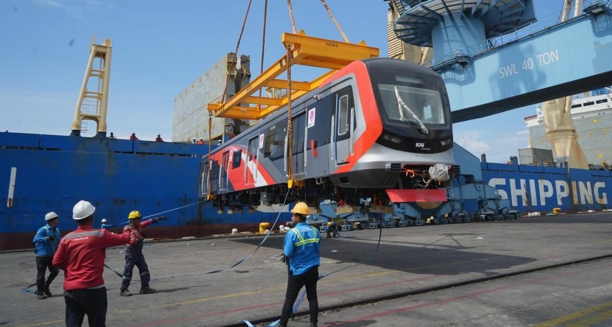 Rangkaian KRL Baru dari China Tiba di Jakarta