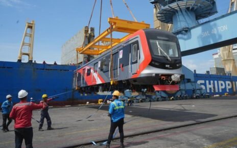 Rangkaian KRL Baru dari China Tiba di Jakarta
