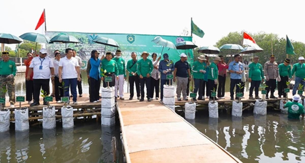 Warga Bersama Agung Sedayu Group Tanam 7.000 Mangrove di Tangerang