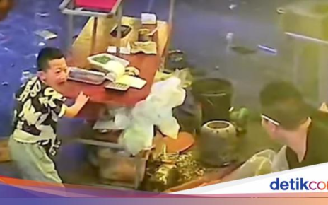 Aksi Heroik Bocah Selamatkan Gerobak Makan Orang Tua Ini Banjir Pujian