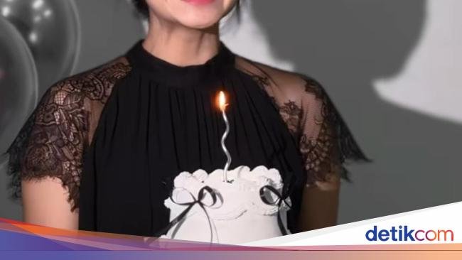 Pose Cantik Ayu Puspa saat Kulineran di Korea Selatan hingga Thailand
