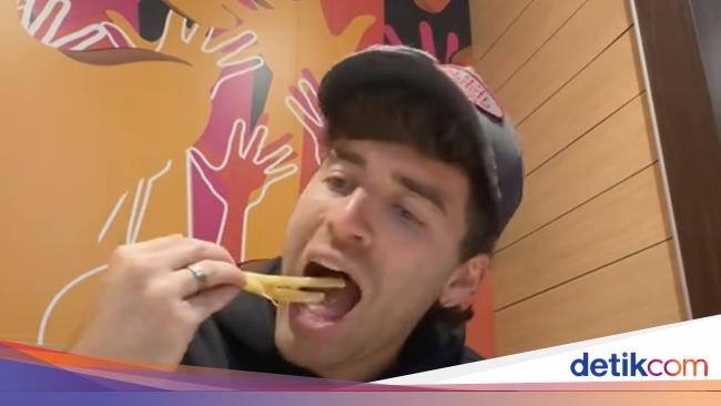 Bule Inggris Cicip Menu McD di Jepang, Ada Burger Nilainya 10/10!