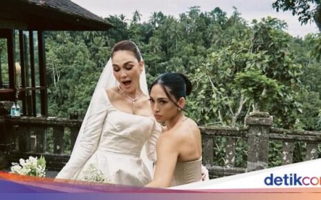 Cantiknya Taskya Namya Saat Makan Kue hingga Minum Kopi