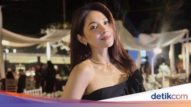 Dinda Kirana Dapat Kiriman Food Truck dari Penggemar hingga Santai di Kafe