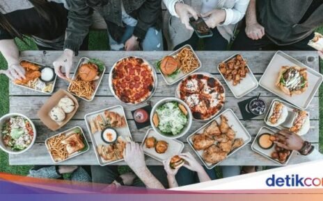 Duh! Pegawai Wanita Ini Bikin HRD Kesal Karena Sibuk Makan Siang