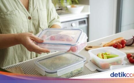 Cara Membersihkan Wadah Plastik dengan Bahan Alami agar Bebas Bau
