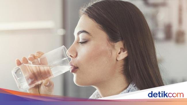 Minum Air Dingin atau Air Suhu Ruang, Mana yang Lebih Baik untuk Tubuh?