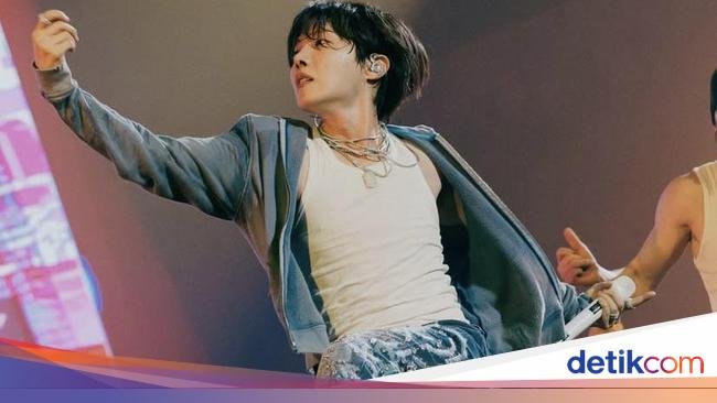 J-Hope BTS Pamer Makan Sate Ayam dan Nasi Goreng di Jakarta