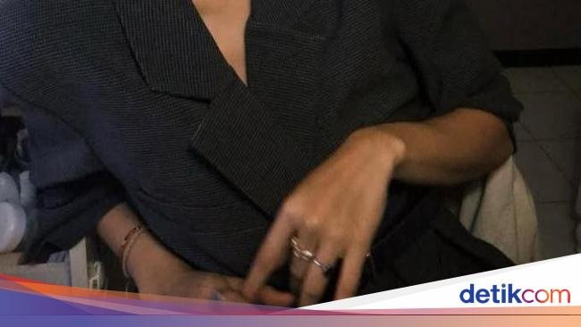 Ini Jeanneta Sanfadelia, Selebgram yang Suka Pose di Kafe