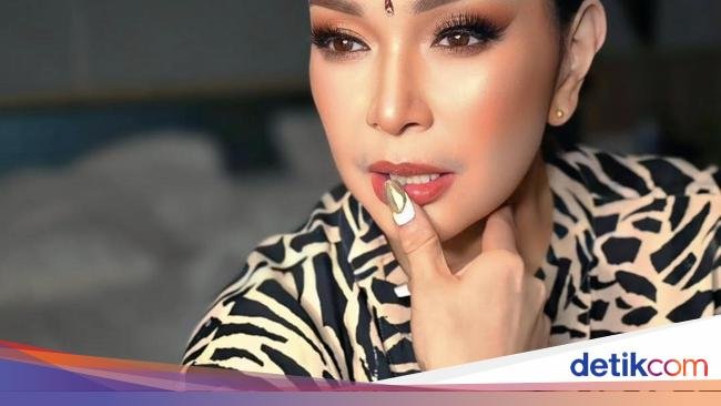 Jennifer Ipel dan Ajun Perwira Mesra Kulineran Bak Pengantin Baru