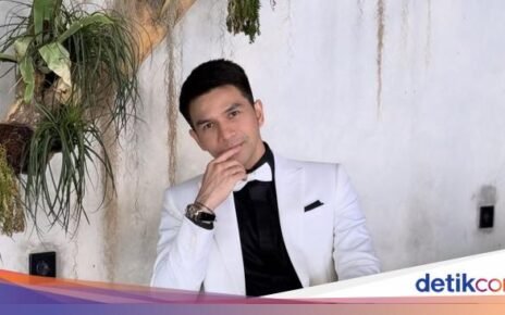 Jonathan Frizzy Asyik Makan Sate Angkringan hingga Meracik Kopi
