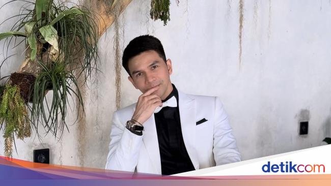 Jonathan Frizzy Asyik Makan Sate Angkringan hingga Meracik Kopi