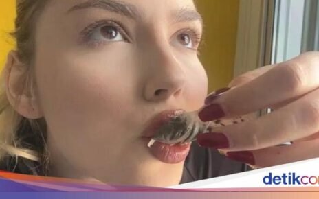 Wanita Ini Doyan Makan Kantong Teh, Sebut Rasanya Sangat Enak