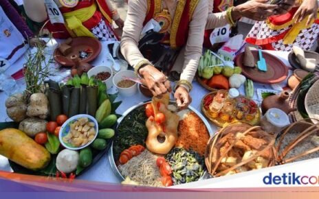 Meriah! Festival Rujak Uleg Surabaya Bagi-bagi 3.000 Porsi Gratis
