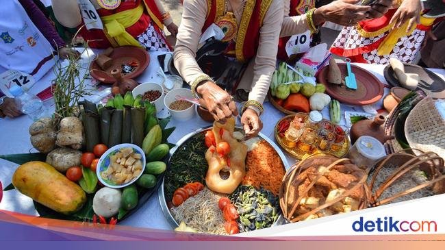 Meriah! Festival Rujak Uleg Surabaya Bagi-bagi 3.000 Porsi Gratis