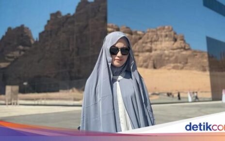 Keseruan Kimberly Ryder Saat Nikmati Burger hingga Tomahawk Steak