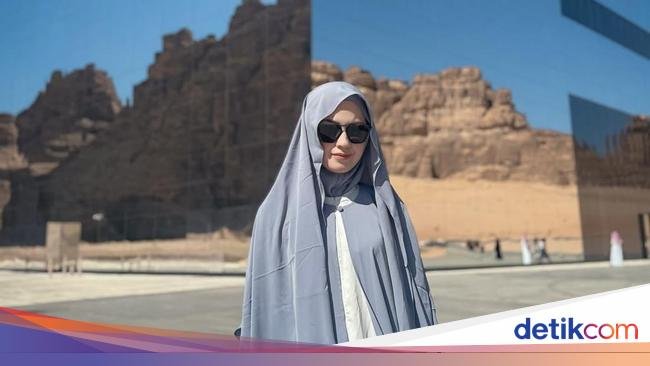 Keseruan Kimberly Ryder Saat Nikmati Burger hingga Tomahawk Steak