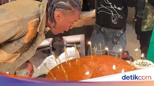 Bukan Kue Tart, Pria Ini Rayakan Ultah Pakai Sandwich Ayam