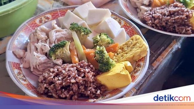 Warung Kaki Lima Jual Menu Diet, Ada Ayam Rebus Favorit Binaragawan!