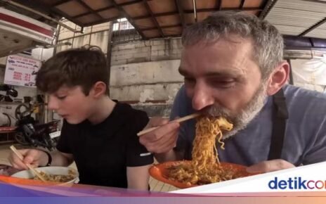 Bule Cicip Mie Abang Adek 100 Cabe Rawit, Begini Reaksinya!