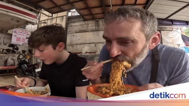 Bule Cicip Mie Abang Adek 100 Cabe Rawit, Begini Reaksinya!