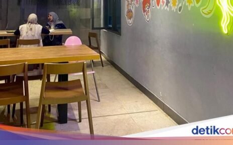 Murah! Makan Mie Pedas dan Aneka Dimsum Goreng Rp 10 Ribuan