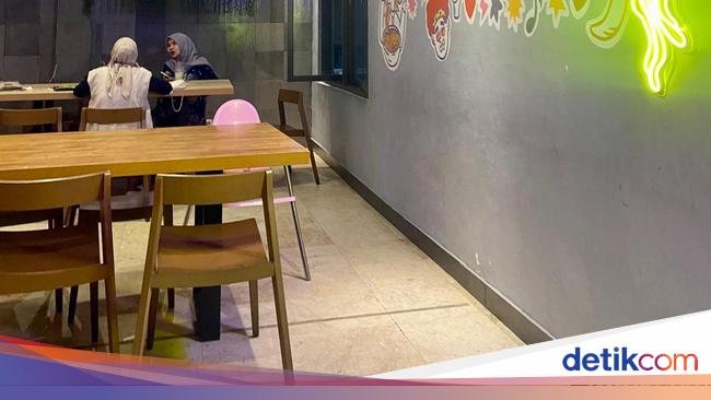 Murah! Makan Mie Pedas dan Aneka Dimsum Goreng Rp 10 Ribuan