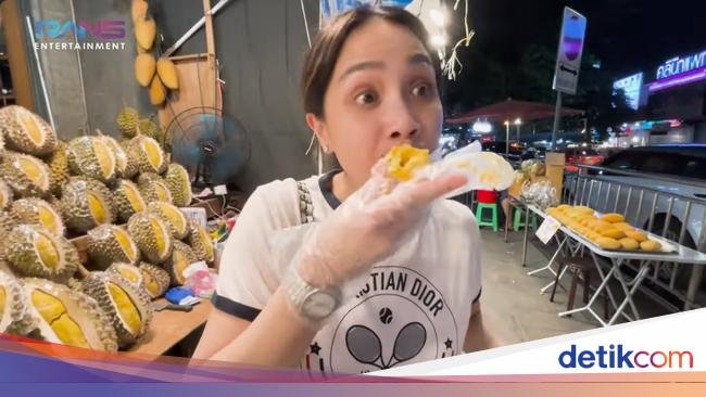 Seru! Nagita Slavina Berburu Durian Kaki Lima di Bangkok