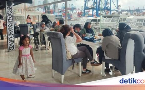 Asyik! Santai di Officers Cafe dengan 'View' Laut dan Kapal Perang