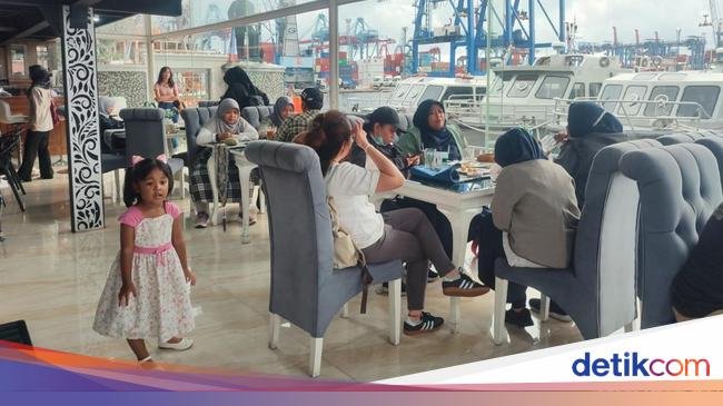 Asyik! Santai di Officers Cafe dengan 'View' Laut dan Kapal Perang
