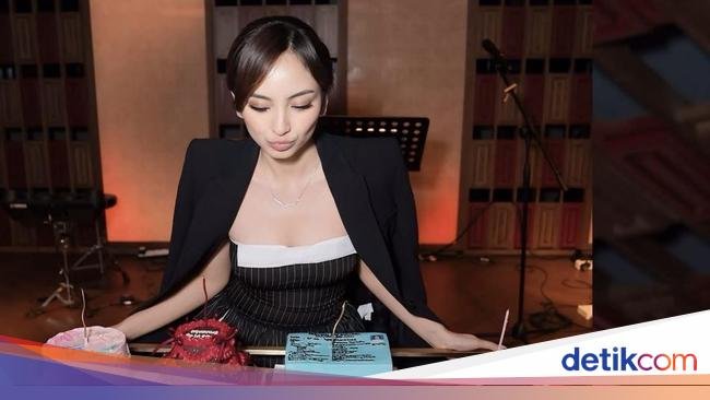 Pesona Valerie Tifanka Saat Makan di Restoran hingga Minum Kopi