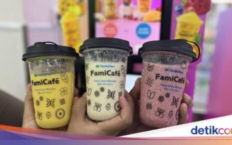 Bikin Smoothies Mangga dan Berry Pakai Mesin di Minimarket Jepang