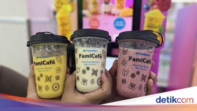 Bikin Smoothies Mangga dan Berry Pakai Mesin di Minimarket Jepang