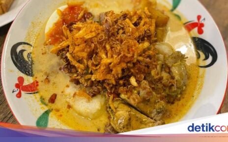 Ada Lontong Sayur Ayam Kari yang Gurih Smokey di Kopitiam Ini