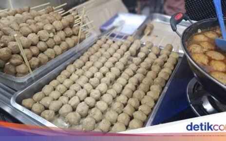 Seru! Jajan Kebab hingga Bakso Bakar Jumbo di Jalan Semangka
