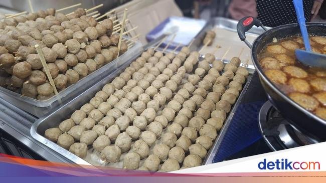 Seru! Jajan Kebab hingga Bakso Bakar Jumbo di Jalan Semangka