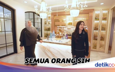Mewahnya Desain Dapur dengan Nuansa Emas di Rumah Tasyi Athasyia